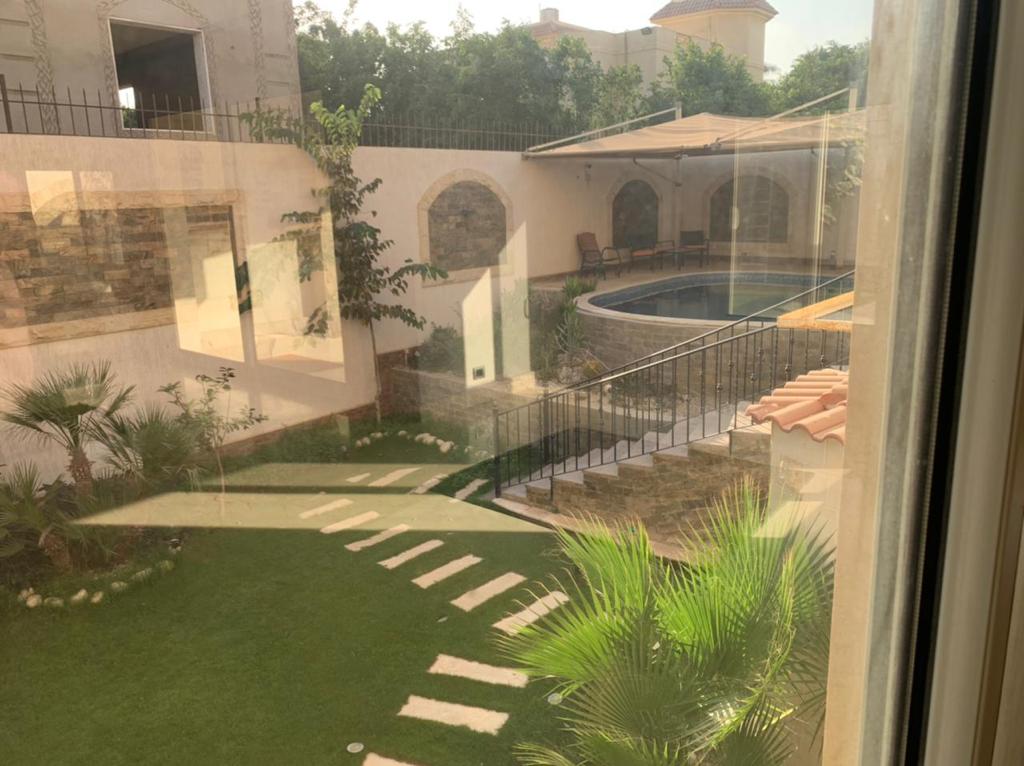 فيلا بكمبوند ضاحيه النخيل في الشروق 
