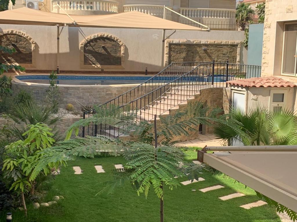 فيلا بكمبوند ضاحيه النخيل في الشروق 